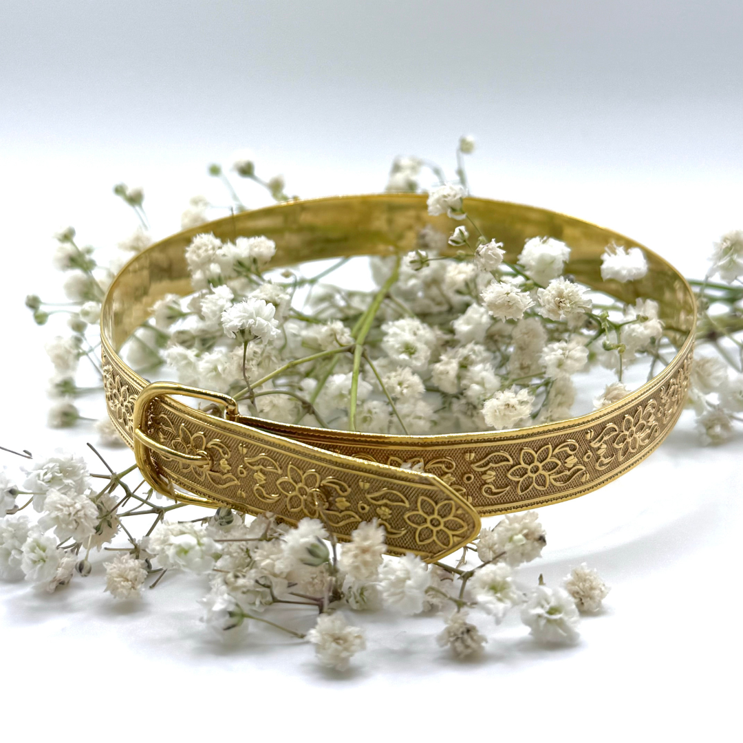 Gold-plated choker with engraved belt-style clasp and floral detailing