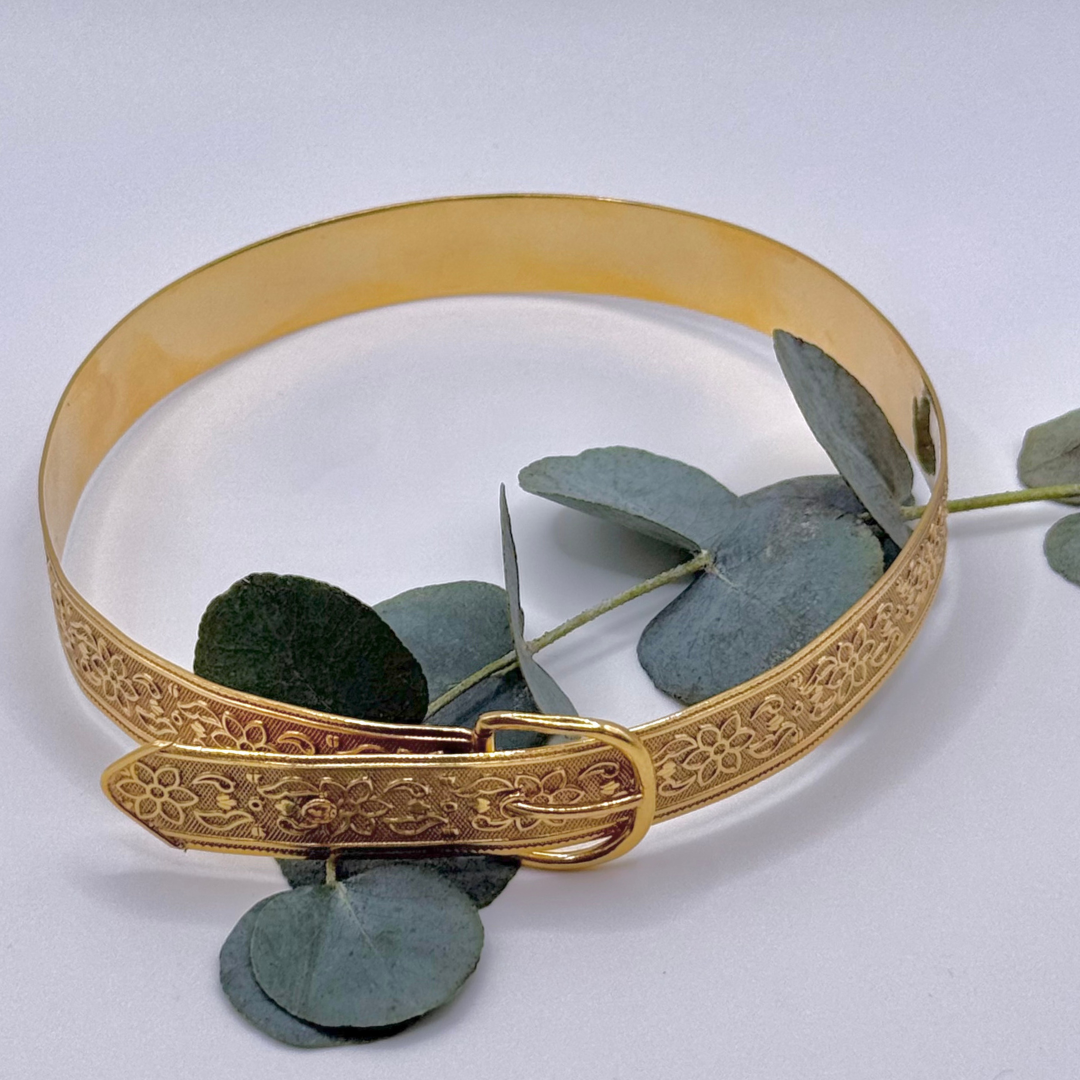 Gold-plated choker with engraved belt-style clasp and floral detailing