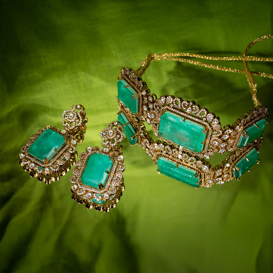 Emerald green stone choker set with earrings in gold plated brass.